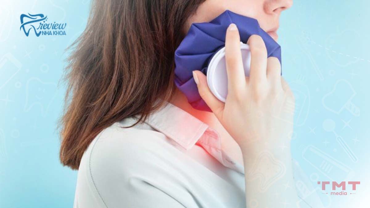 Chườm lạnh ngoài má giảm ê nhức khi gắn khí cụ hoặc nhổ răng