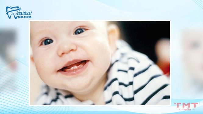 Trẻ mọc răng sớm bố mẹ khó làm ăn có đúng không?