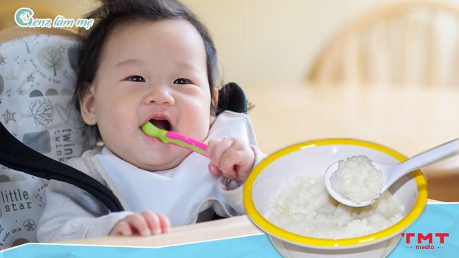 Bé trên 1 tuổi có thể tập ăn cơm mềm, nhuyễn hoặc cơm nát