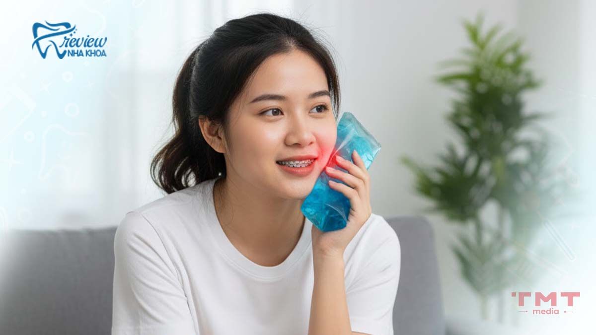 Chườm lạnh/chườm đá giảm đau khi niềng răng - Cách thực hiện & khi nào nên dùng
