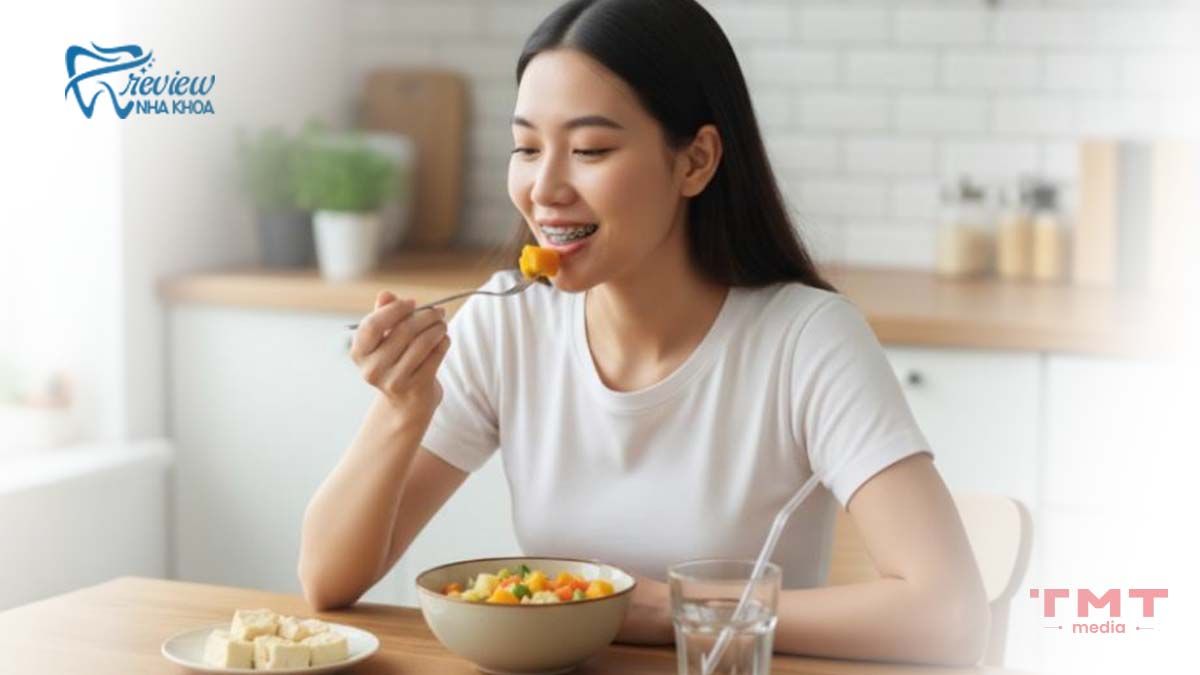 Ăn thức ăn mềm, cắt nhỏ, nhai chậm 