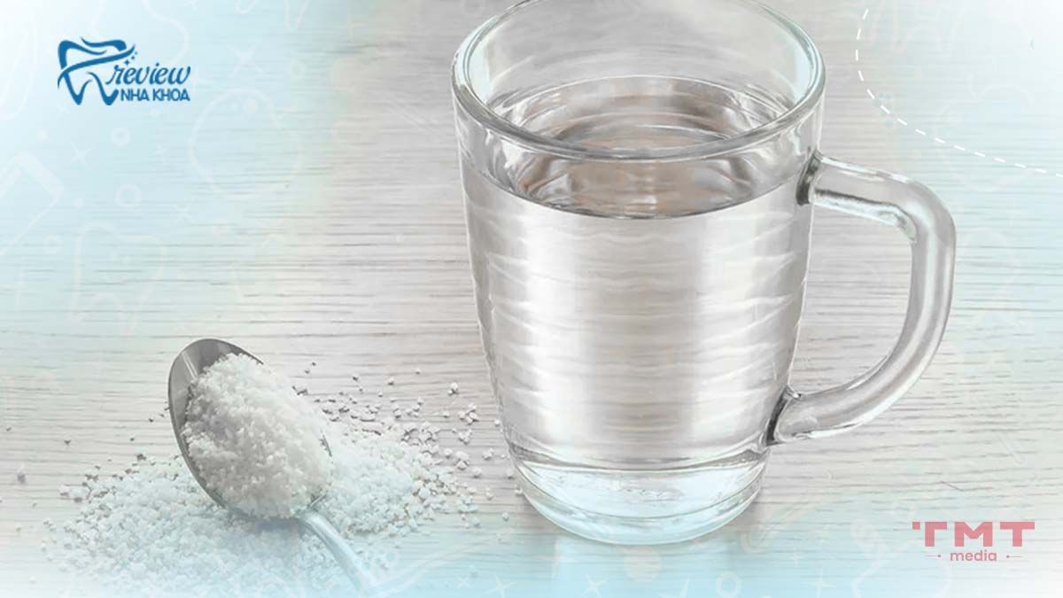 Súc miệng với nước muối ấm để giảm viêm và đau